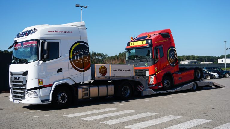 Read more about the article Laweta niskopodwoziowa w transporcie – czyli rozwiązanie podczas awarii Twojego ciągnika